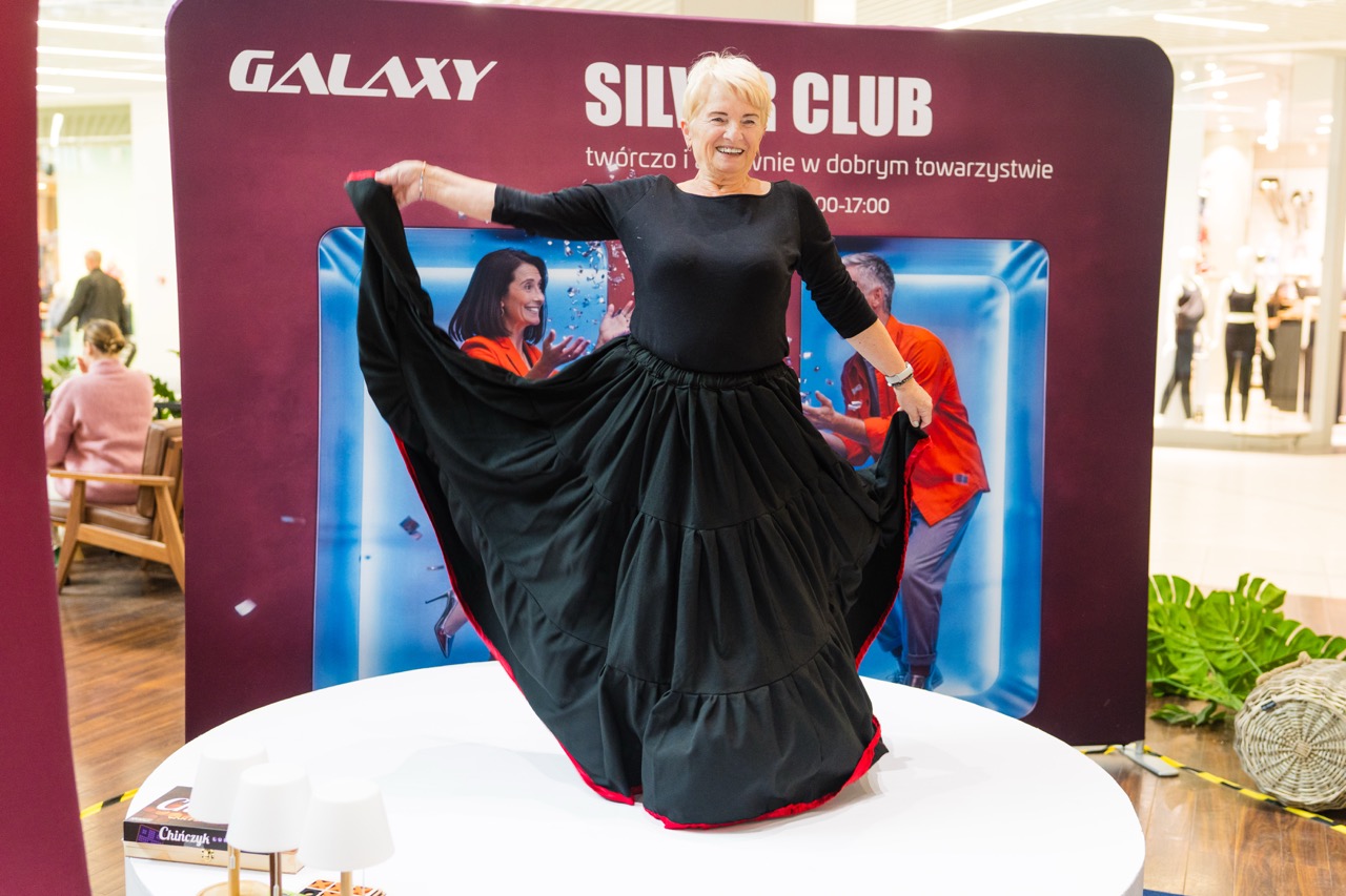 Fotografia eventowa w Szczecinie — uczestniczka warsztatów w efektownej spódnicy podczas prezentacji w CH Galaxy.