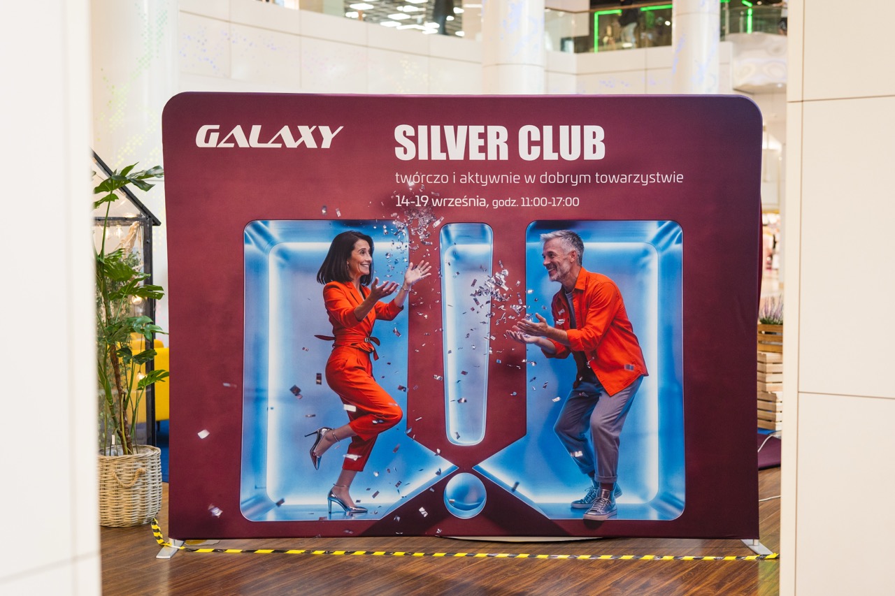 Uczestnicy warsztatów w CH Galaxy cieszą się zabawą przy kolorowej ściance Silver Club, zachęcającej do aktywności.