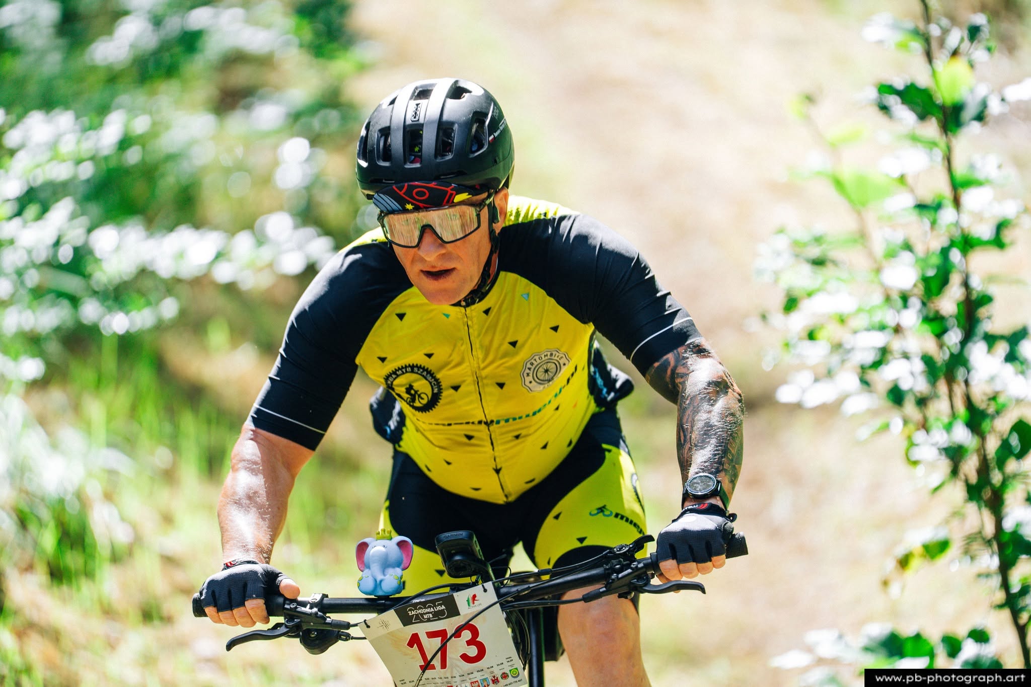 Fotografia sportowa z wyścigów MTB w Szczecinie — zawodnik na trasie w dynamicznej akcji.