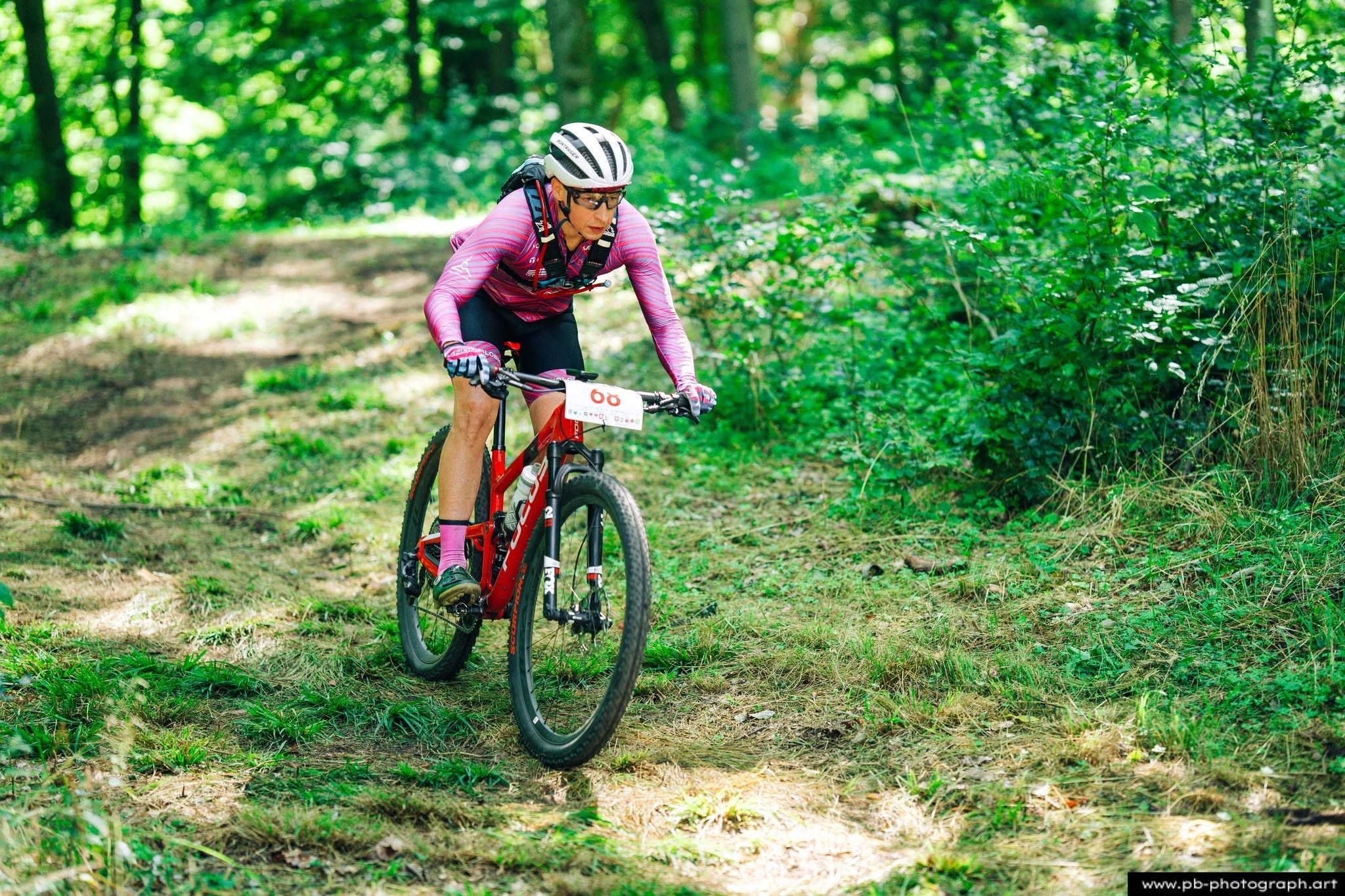 Zawodnik na trasie wyścigu MTB w Szczecinie, pełen skupienia i determinacji w trakcie rywalizacji.