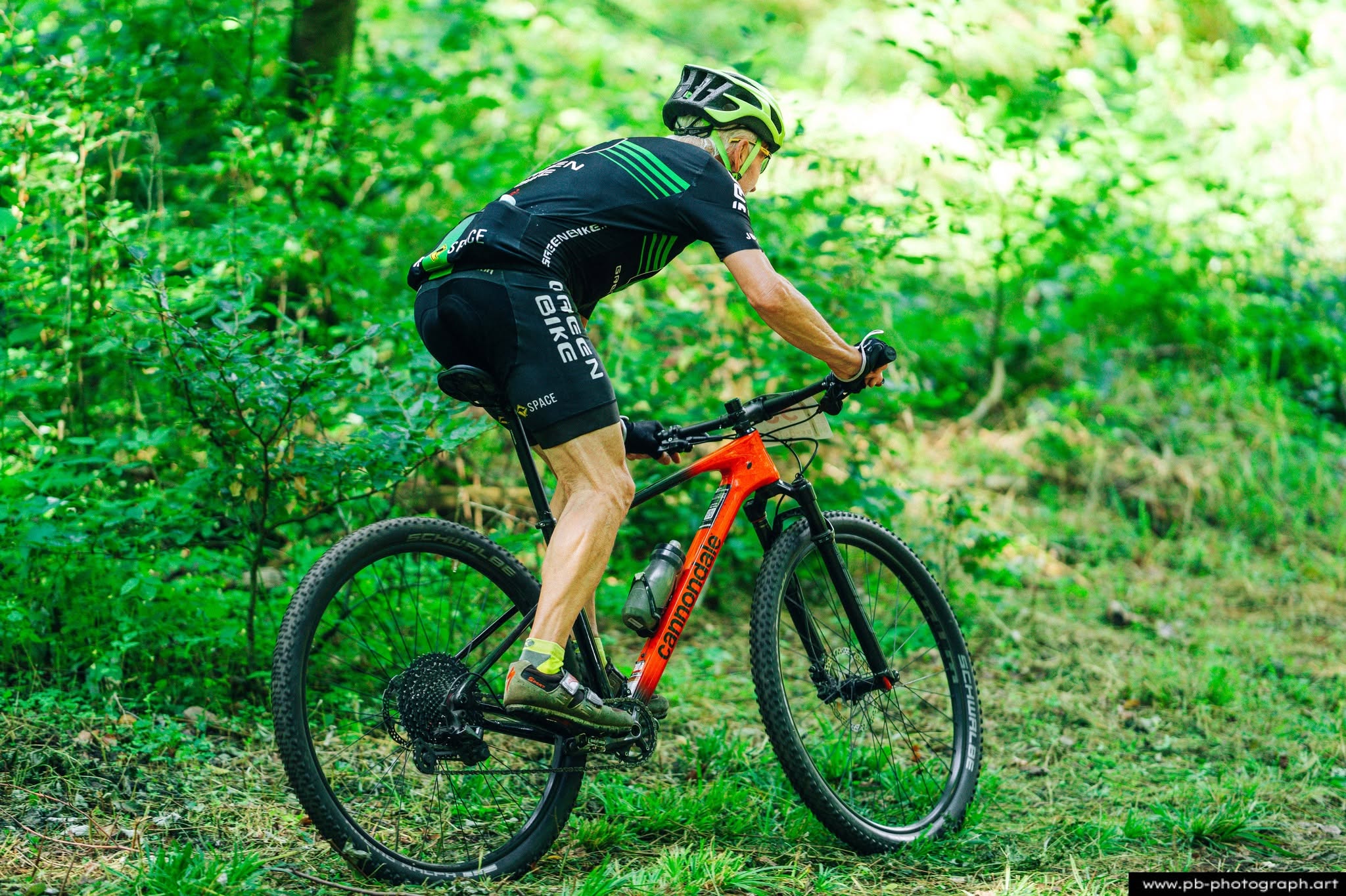 Fotografia sportowa z wyścigów MTB w Szczecinie — zawodnik na trasie w lesie.