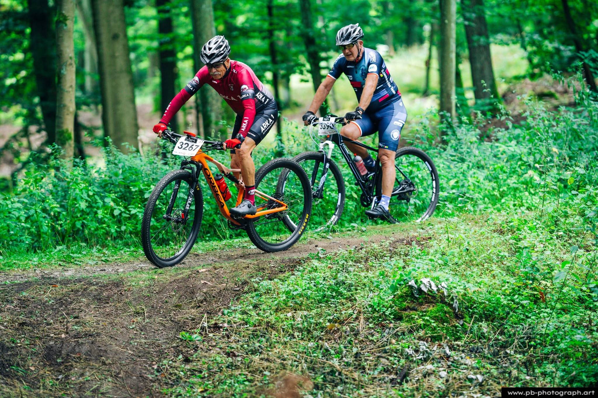 Fotografia sportowa z wyścigów MTB w Szczecinie — zawodnicy na trasie w lesie.