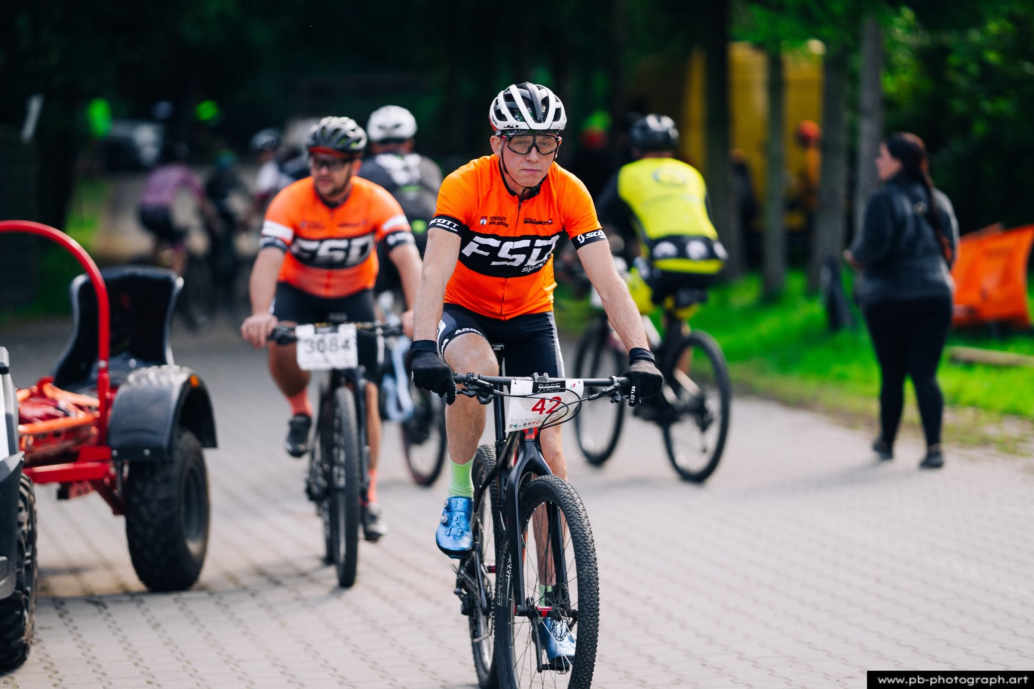 Fotografia sportowa z wyścigów MTB w Szczecinie — zawodnicy na trasie z rowerami górskimi.