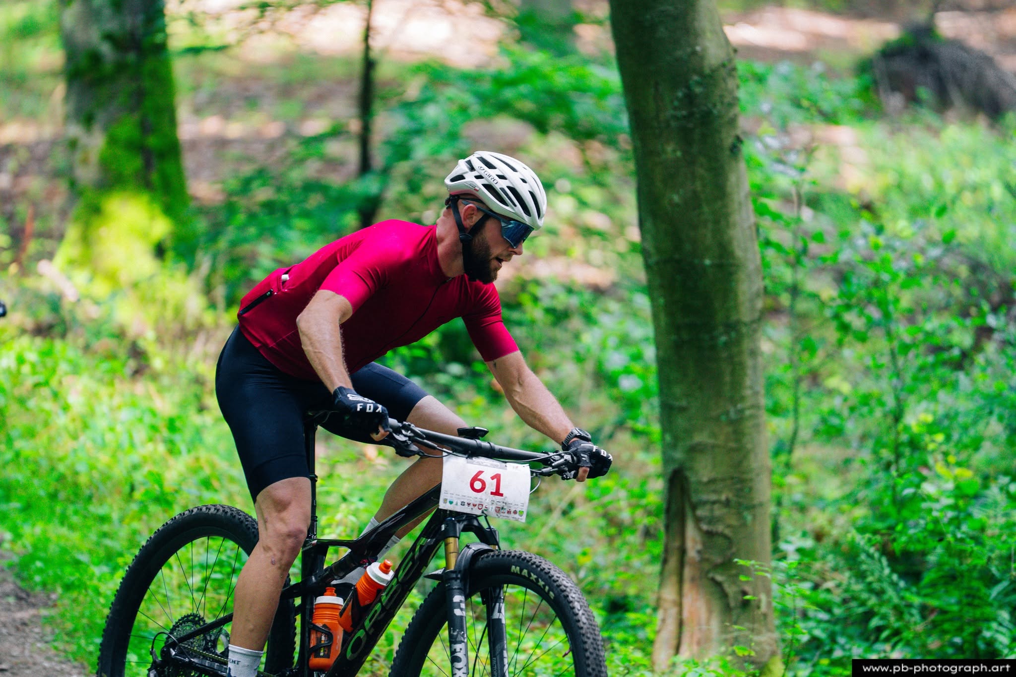 Fotografia sportowa z wyścigów MTB w Szczecinie — zawodnik na trasie w lesie.