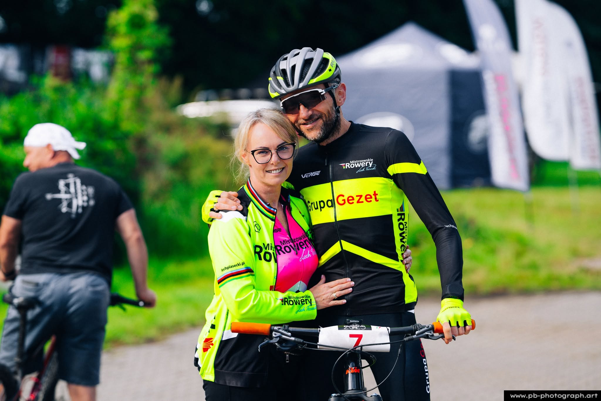 Fotografia sportowa z wyścigów MTB w Szczecinie — zawodnicy przed startem na trasie.