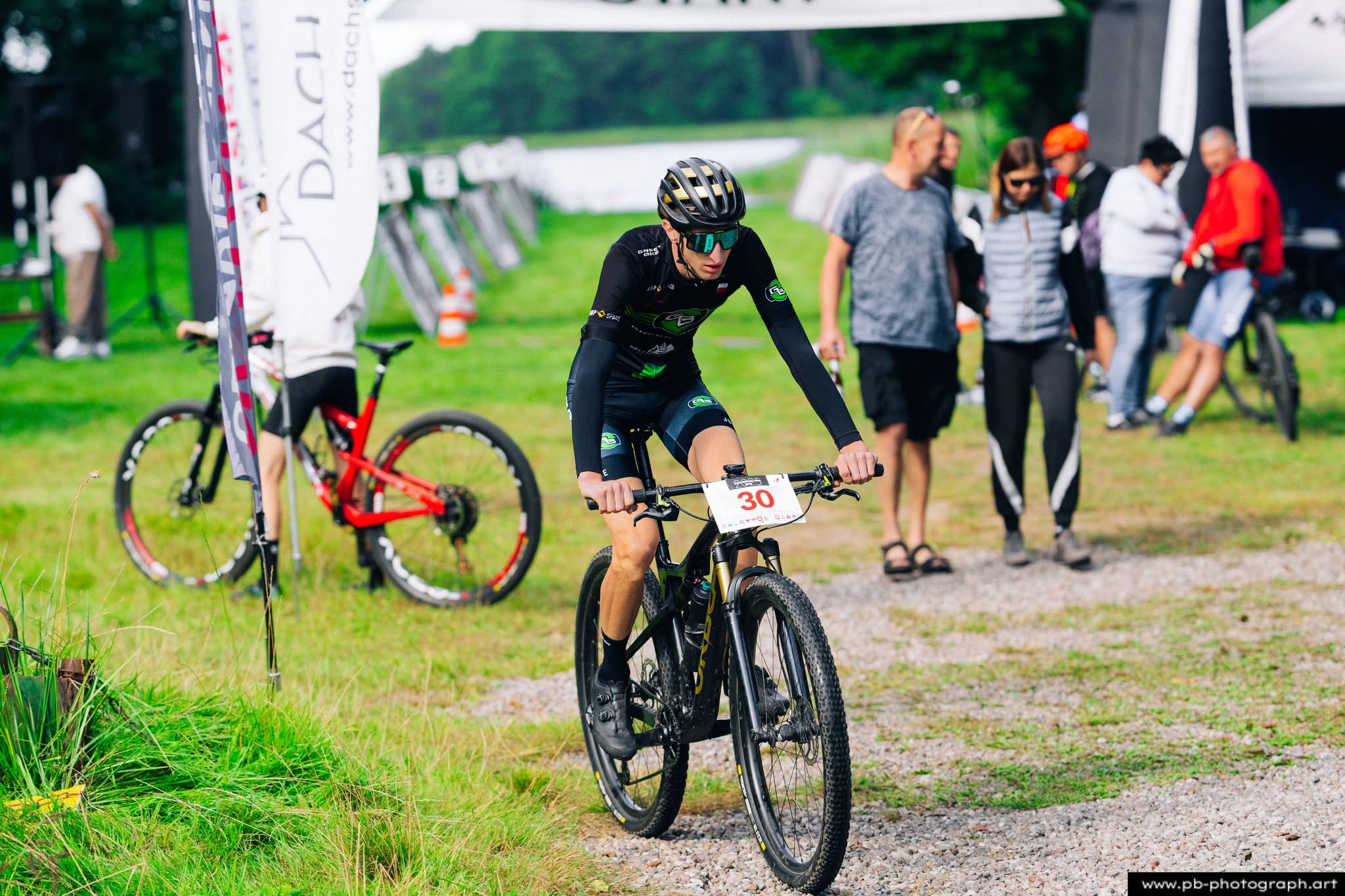 Fotografia sportowa z wyścigów MTB w Szczecinie — zawodnik na trasie wyścigu górskiego.