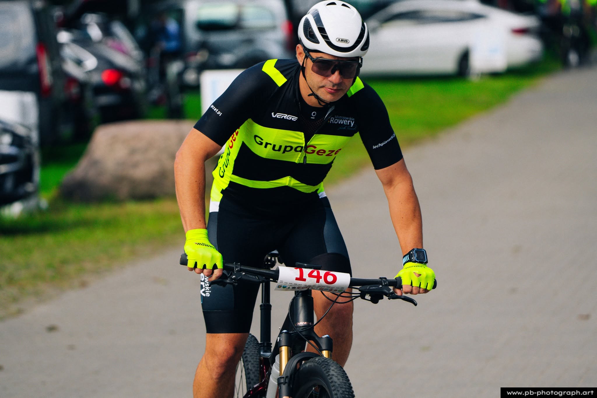 Fotografia sportowa z wyścigów MTB w Szczecinie — zawodnik przygotowujący się do startu na trasie.
