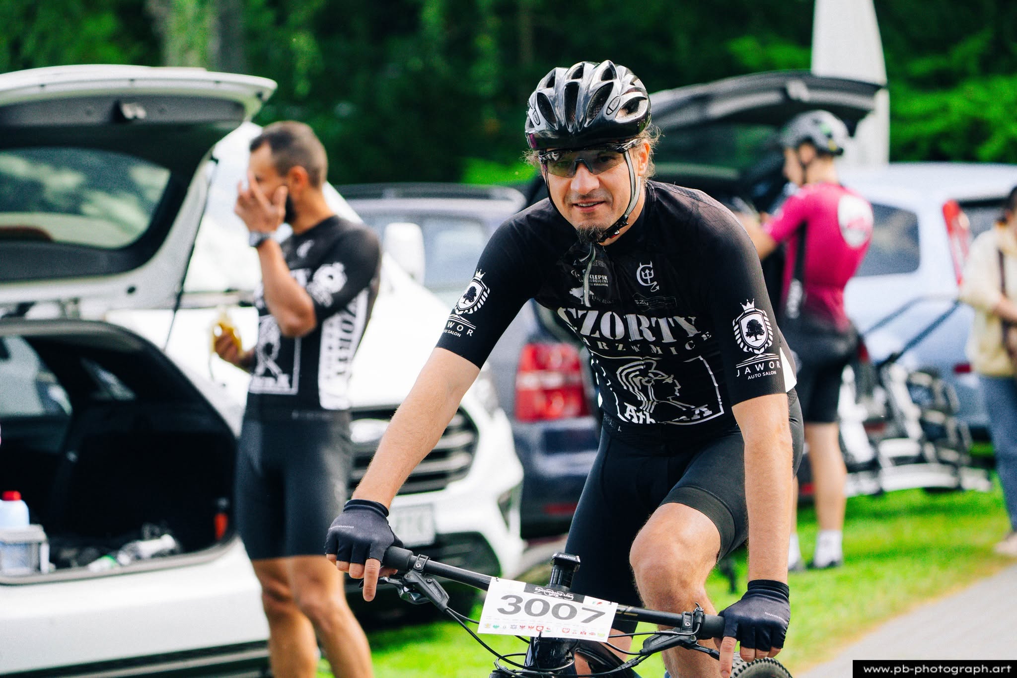 Fotografia sportowa z wyścigów MTB w Szczecinie — zawodnik przygotowujący się do startu.