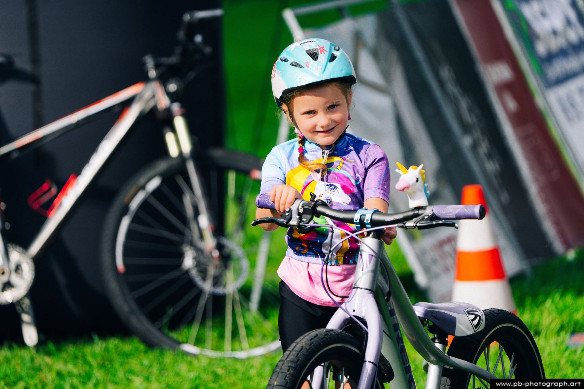 Młody zawodnik na rowerze górskim podczas wyścigów MTB w Szczecinie, gotowy do startu.