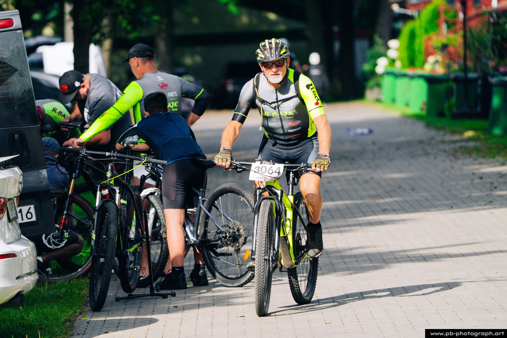 Fotografia sportowa z wyścigów MTB w Szczecinie — zawodnik przygotowujący się do startu na trasie.