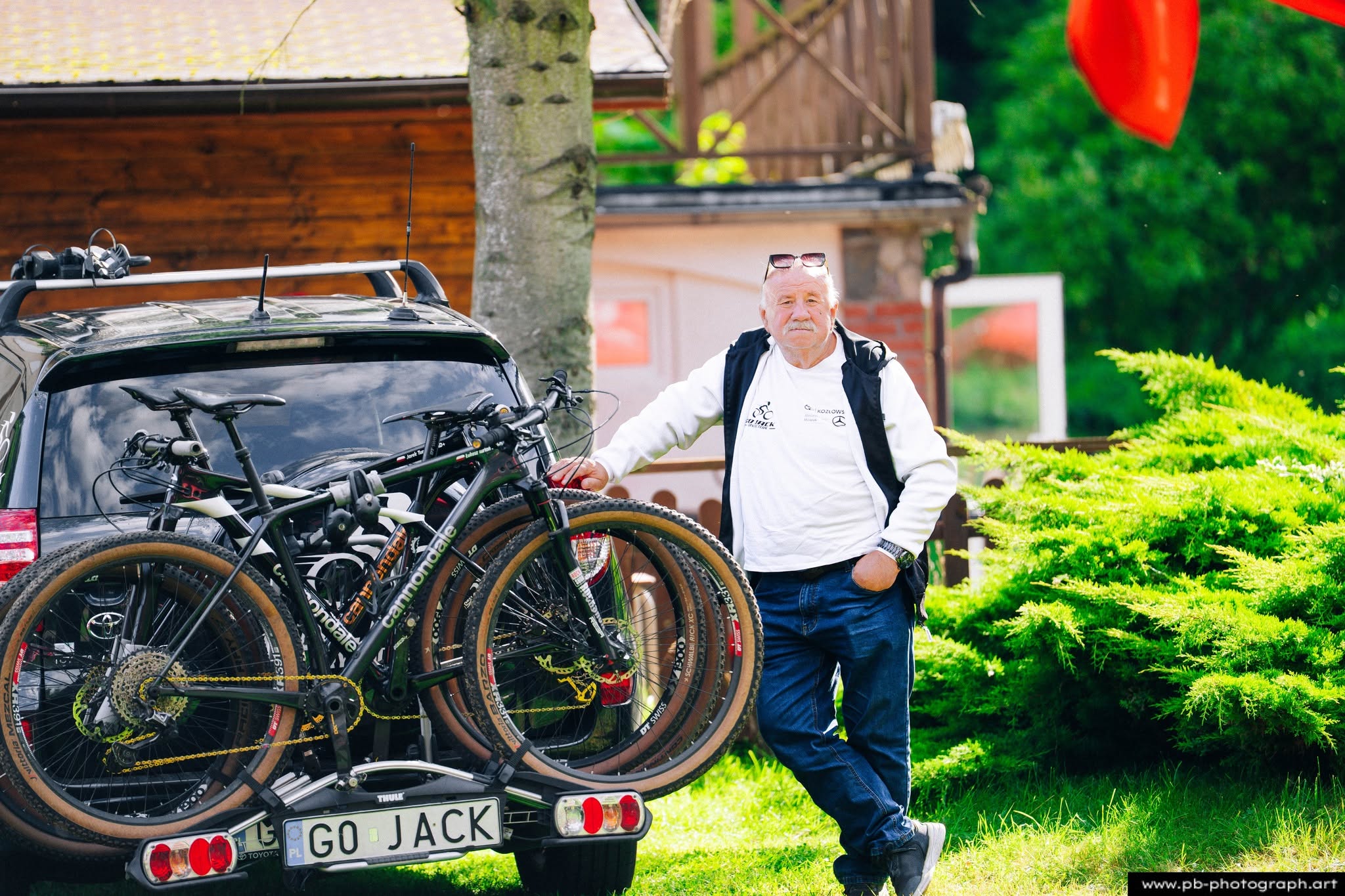 Fotografia sportowa z wyścigów MTB w Szczecinie — zawodnik przy samochodzie z rowerami górskimi.