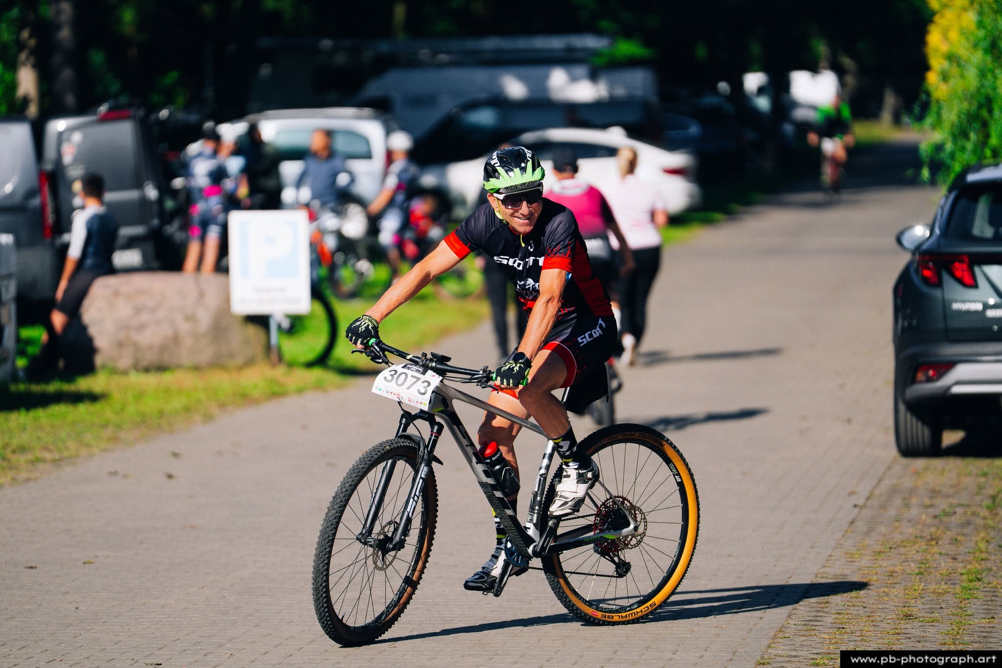 Fotografia sportowa z wyścigów MTB w Szczecinie — zawodnik na trasie wyścigu górskiego.