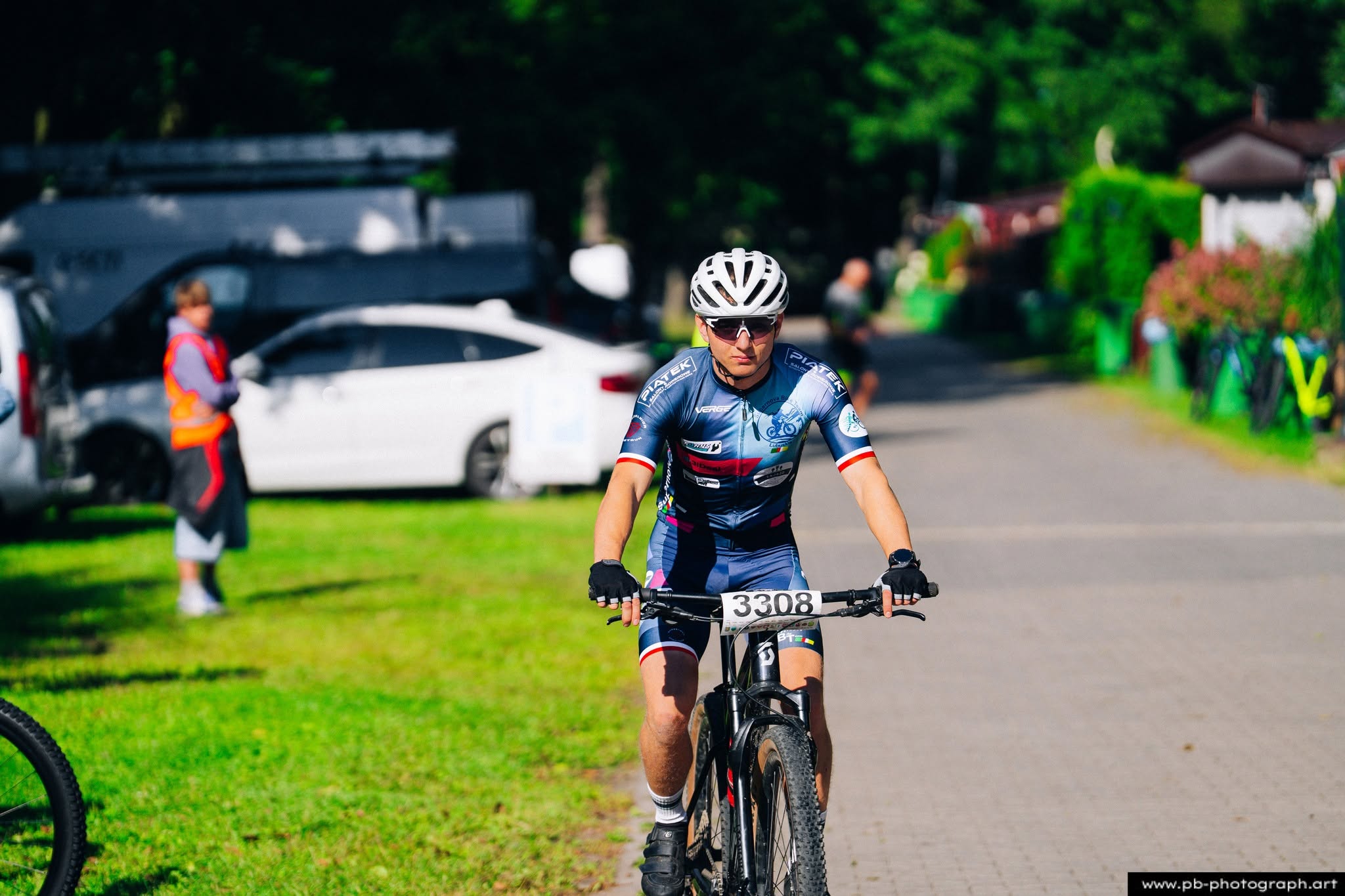 Zawodnik na rowerze górskim podczas wyścigu MTB w Szczecinie, przygotowujący się do startu.