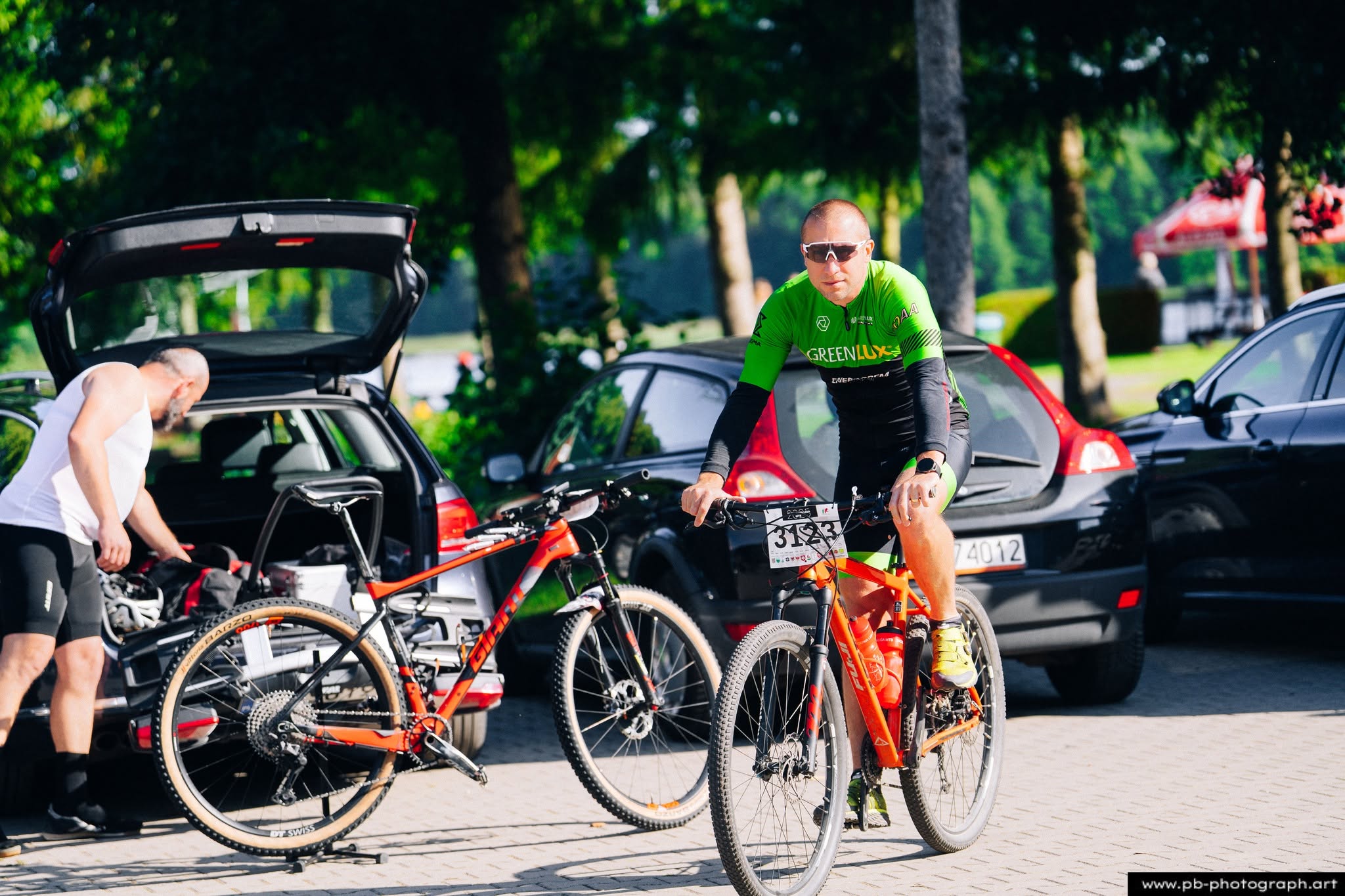 Fotografia sportowa z wyścigów MTB w Szczecinie — zawodnik przygotowujący się do startu obok roweru.