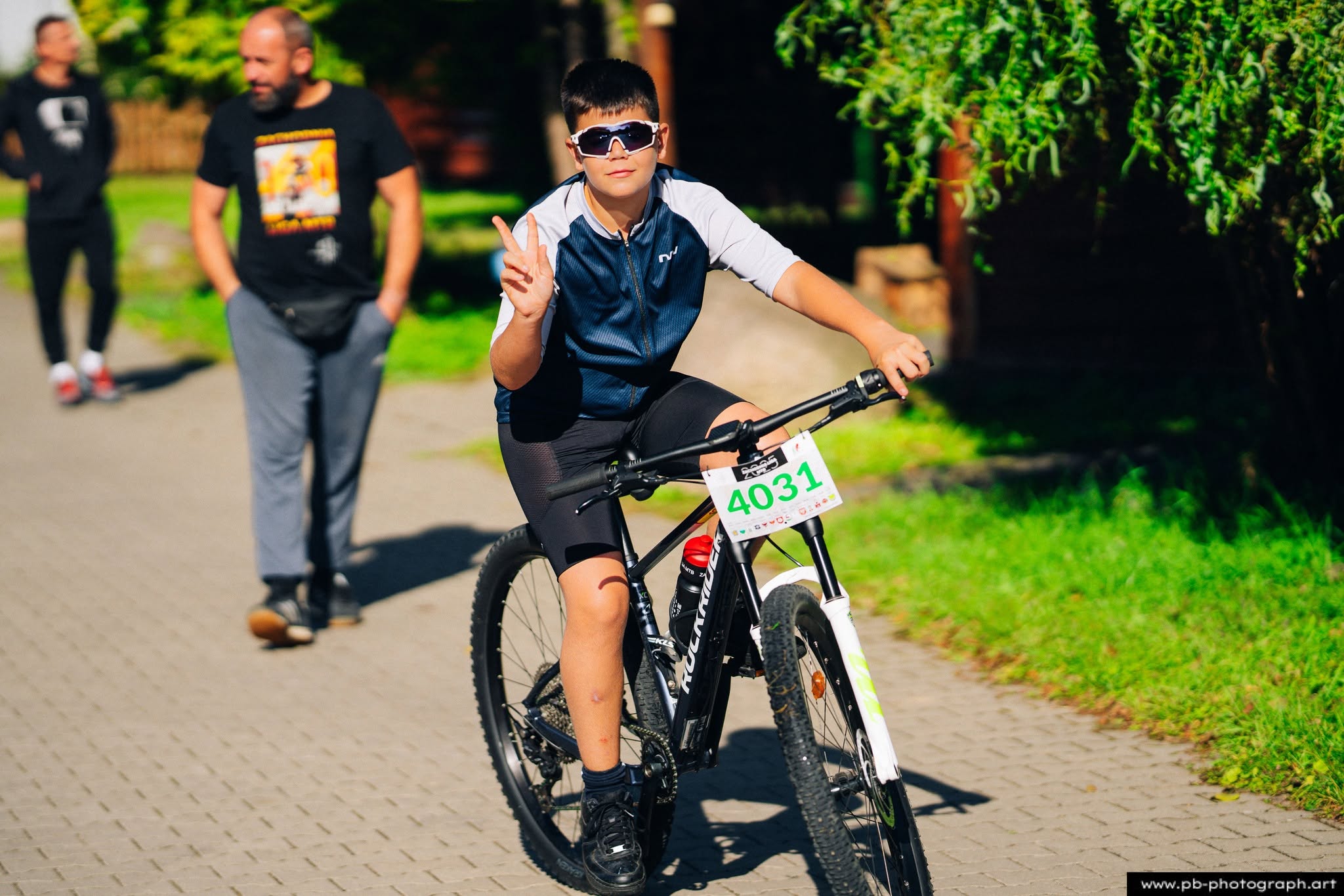 Młody zawodnik na rowerze górskim w Szczecinie, przygotowujący się do wyścigu MTB.
