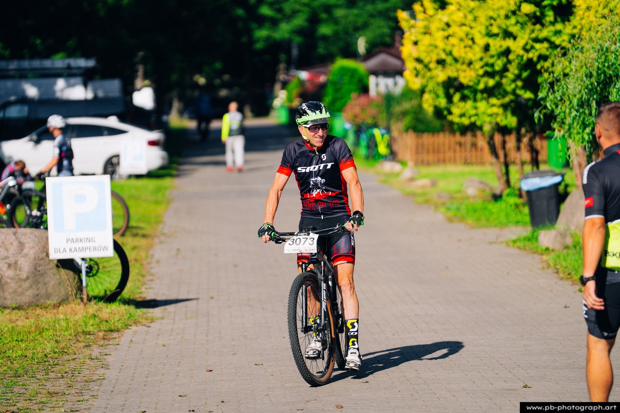 Fotografia sportowa z wyścigów MTB w Szczecinie — zawodnik na trasie wyścigu górskiego.