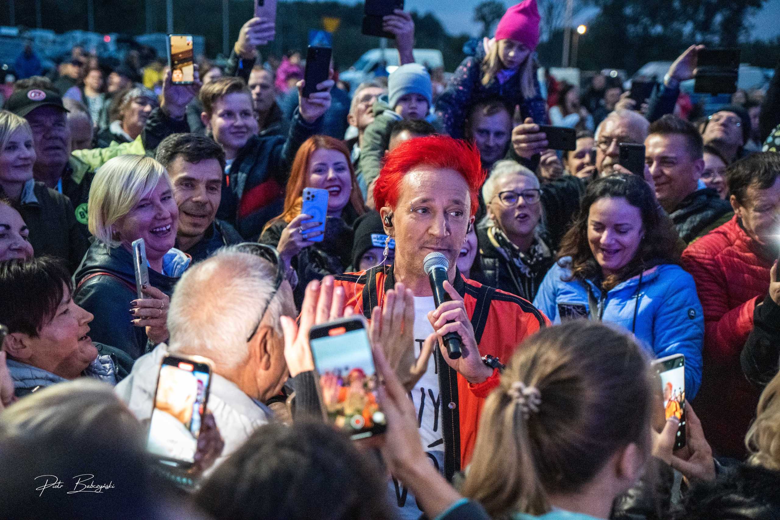 Michał Wiśniewski w interakcji z fanami podczas koncertu w Centrum PTAK EXPO w Nadrarzynie.