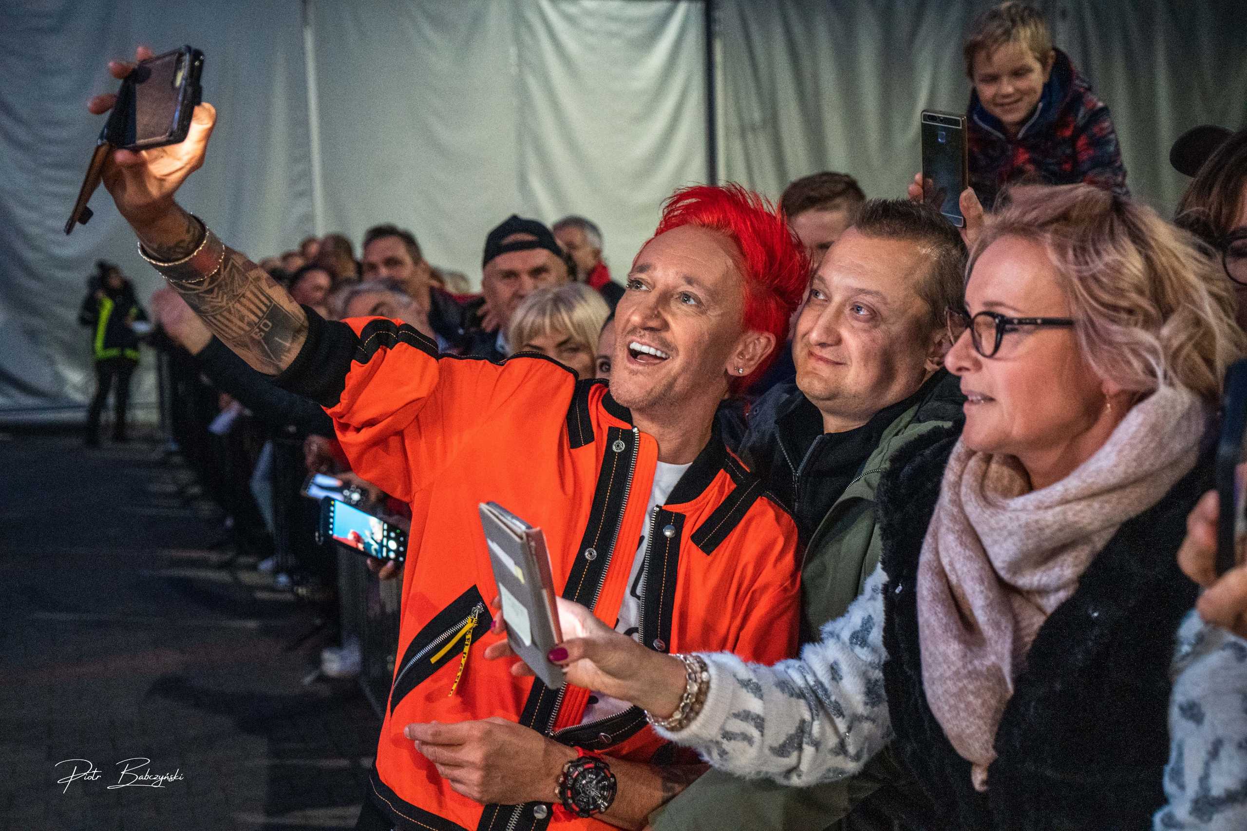 Fotografia koncertowa Michała Wiśniewskiego z fanami podczas występu w Centrum PTAK EXPO w Szczecinie.