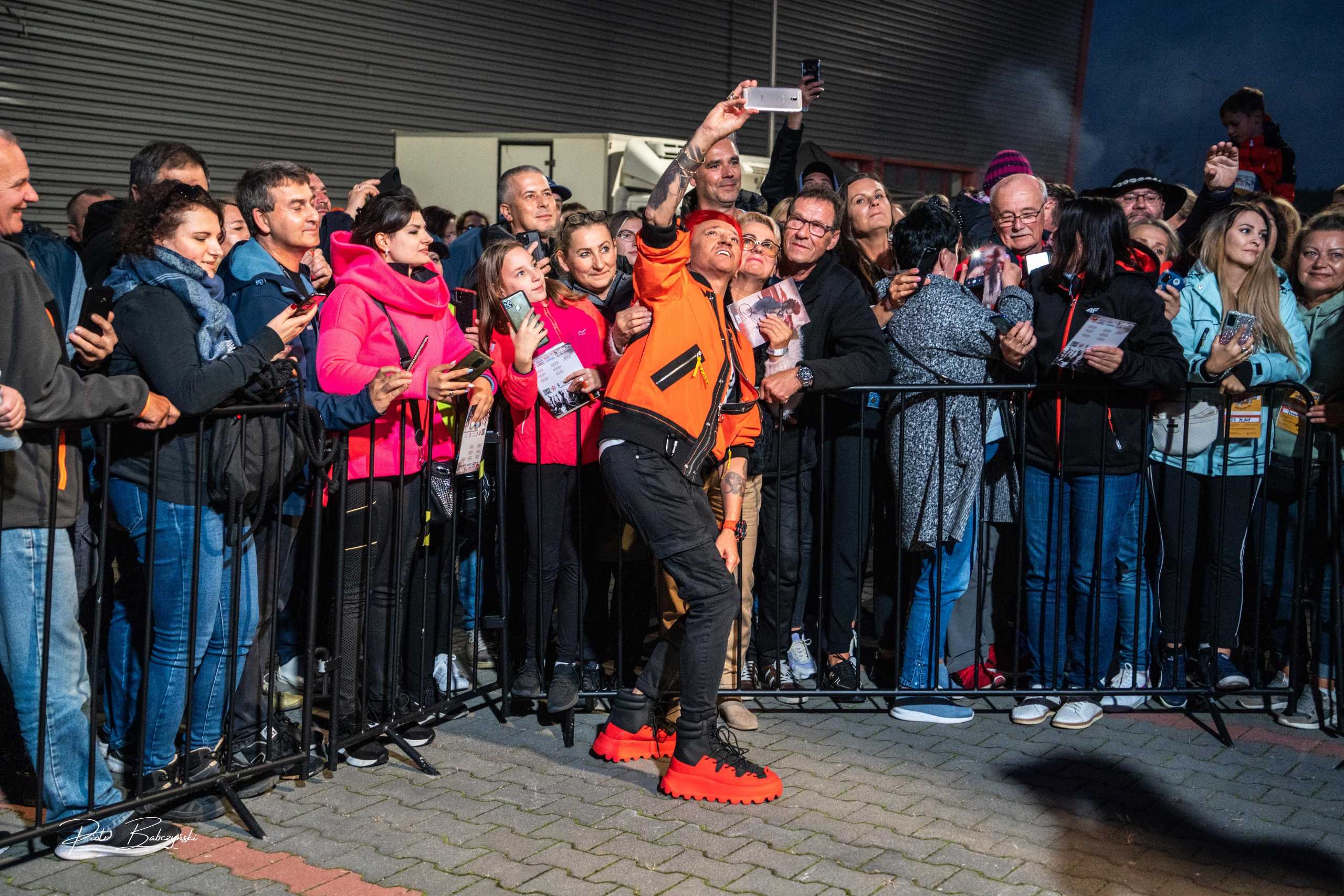 Michał Wiśniewski robi selfie z fanami podczas koncertu w Centrum PTAK EXPO w Nadrarzynie.