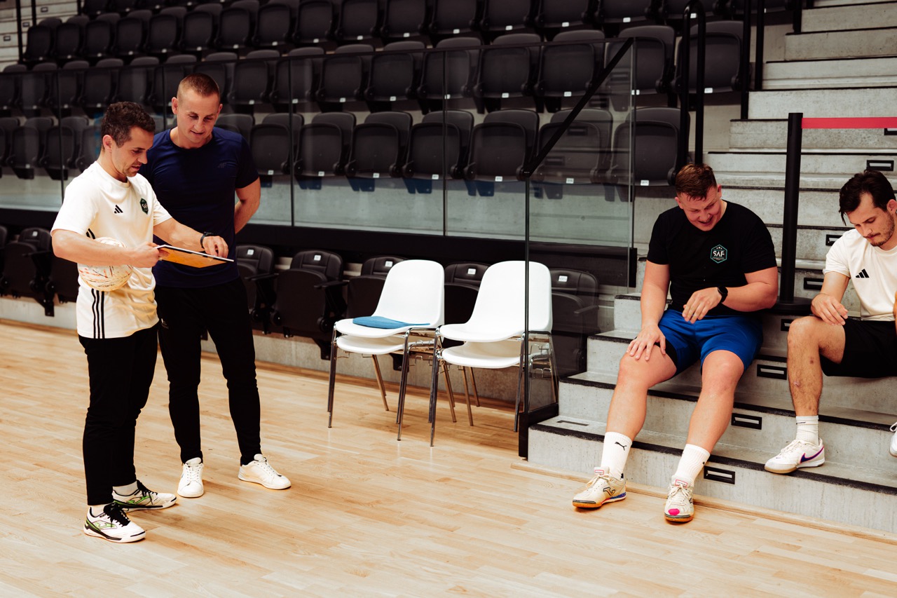 Trener mentalny pokazuje narzędzie treningowe zawodnikom Szczecińskiej Akademii Futsalu w Hali SDS.