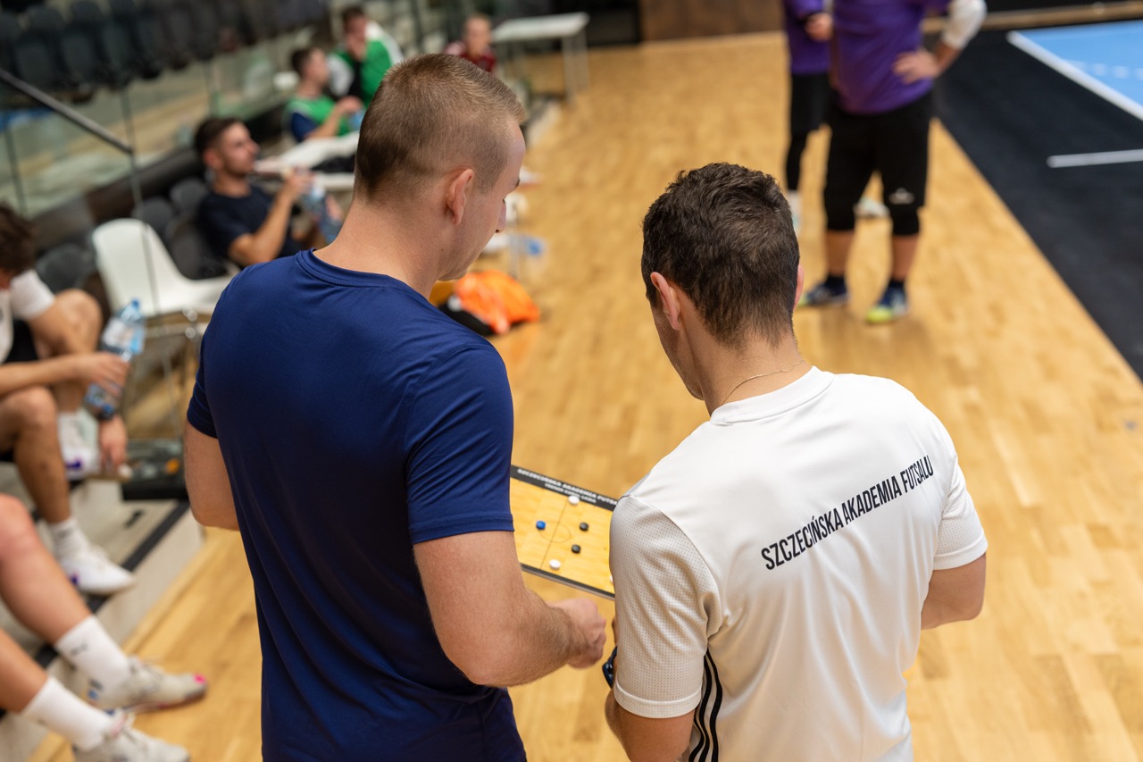 Trenerzy omawiają strategię na boisku podczas treningu Szczecińskiej Akademii Futsalu w Hali SDS w Szczecinie.