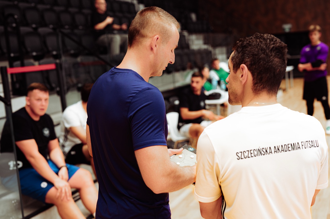 Fotografia wizerunkowa trenera mentalnego podczas treningu Szczecińskiej Akademii Futsalu w Szczecinie.