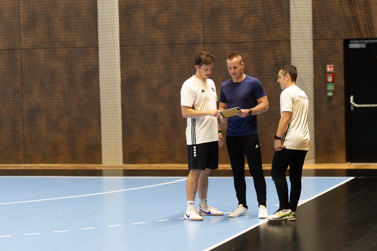 Trener mentalny omawia strategię z zawodnikami Szczecińskiej Akademii Futsalu w Hali SDS w Szczecinie.