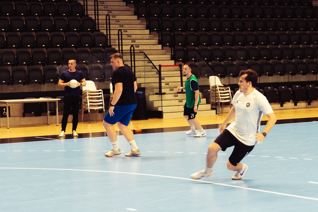Trening zawodników Szczecińskiej Akademii Futsalu w Hali SDS — dynamiczne ujęcie z aktywnymi graczami na boisku.