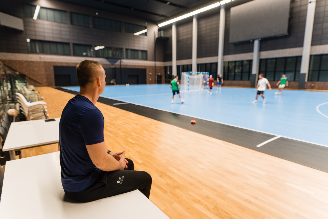 Trener mentalny obserwujący trening zawodników Szczecińskiej Akademii Futsalu w Hali SDS w Szczecinie.