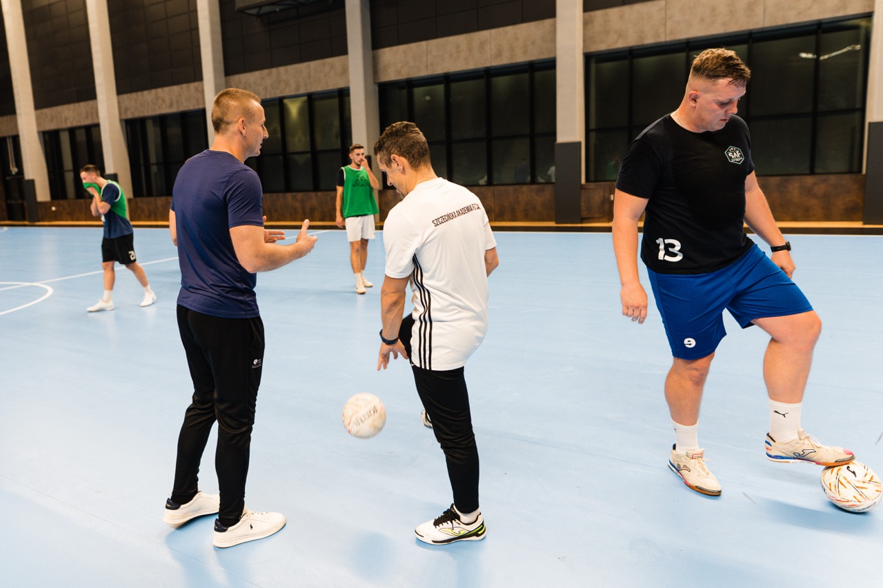 Trener mentalny prowadzi zajęcia w Hali SDS w Szczecinie, skupiając się na zawodnikach Szczecińskiej Akademii Futsalu.