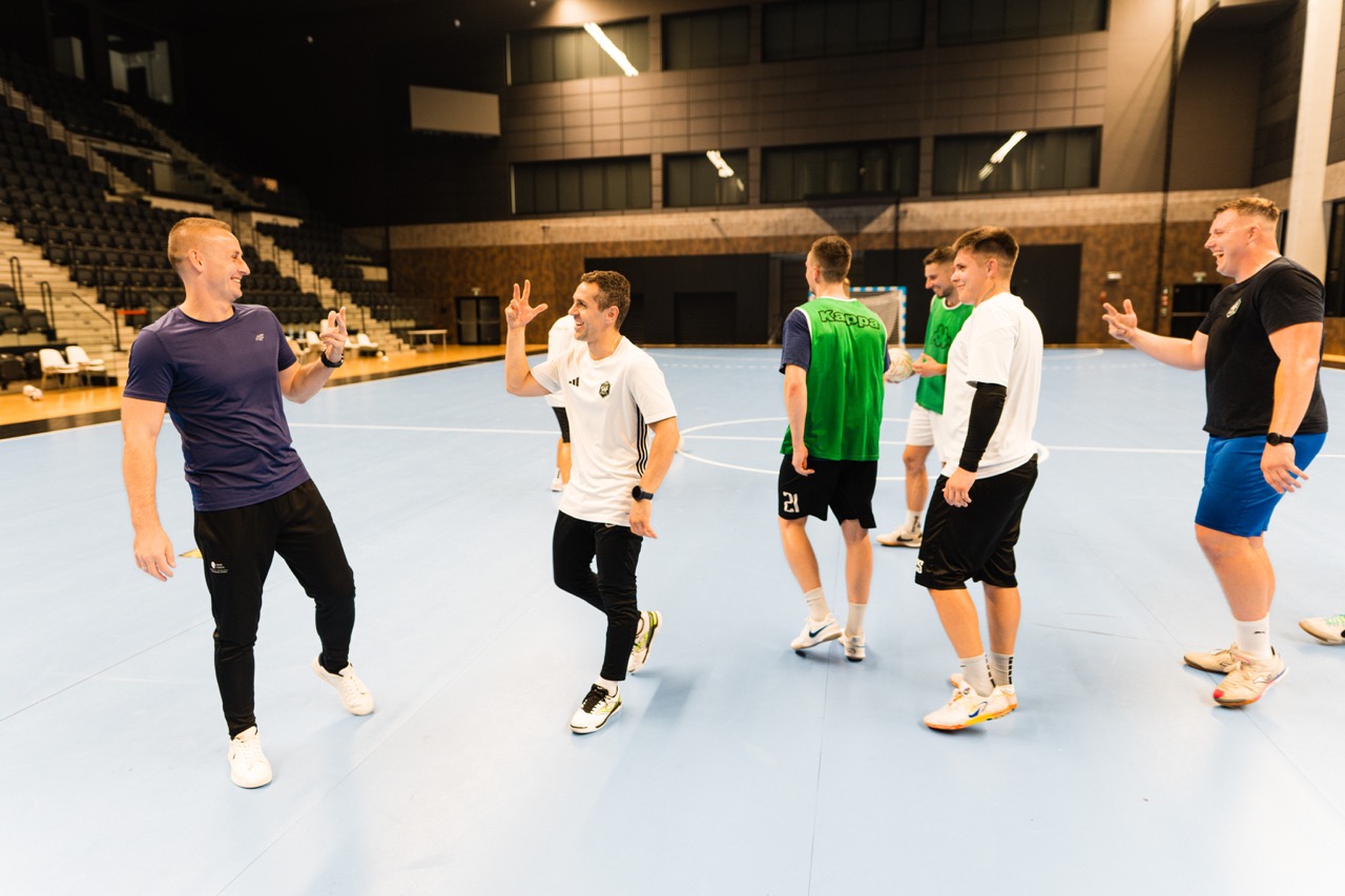 Trener mentalny w interakcji z zawodnikami Szczecińskiej Akademii Futsalu podczas treningu w Hali SDS w Szczecinie.