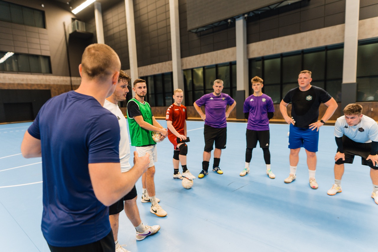 Trener mentalny prowadzi zajęcia z zawodnikami Szczecińskiej Akademii Futsalu w Hali SDS w Szczecinie.