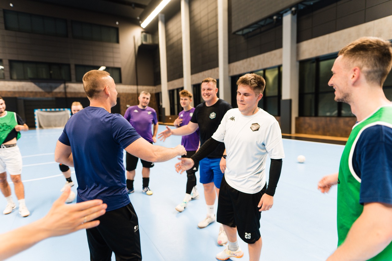 Trener mentalny wita się z zawodnikami Szczecińskiej Akademii Futsalu podczas treningu w Hali SDS w Szczecinie.