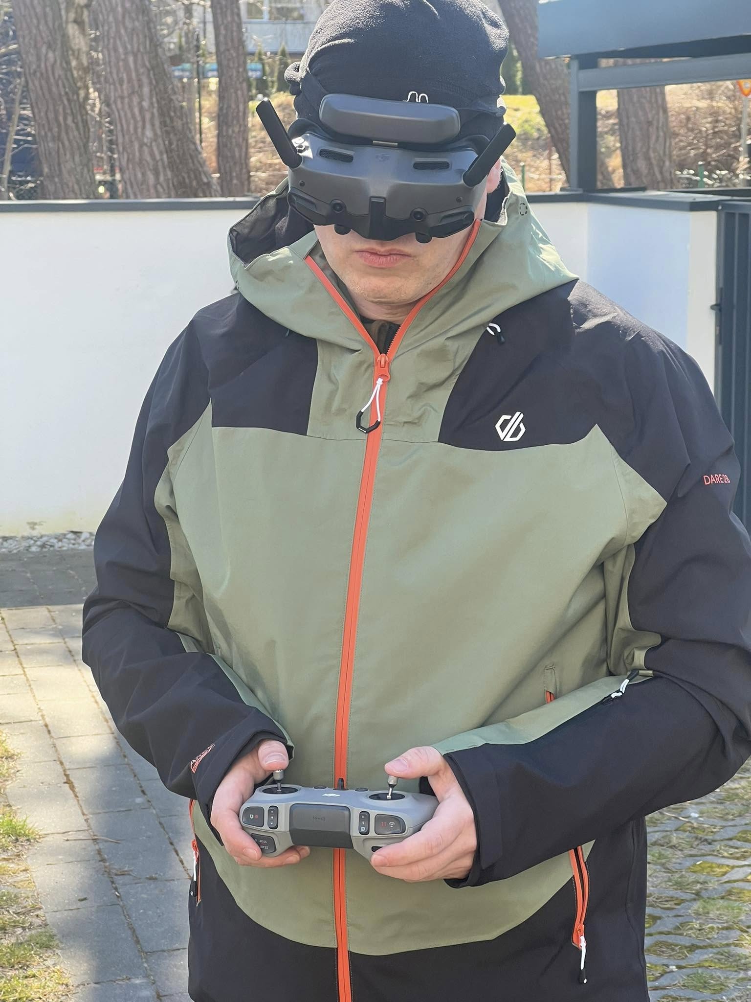 Fotografia wnętrz apartamentów w Mielnie — operator drona przygotowujący się do ujęcia z powietrza.