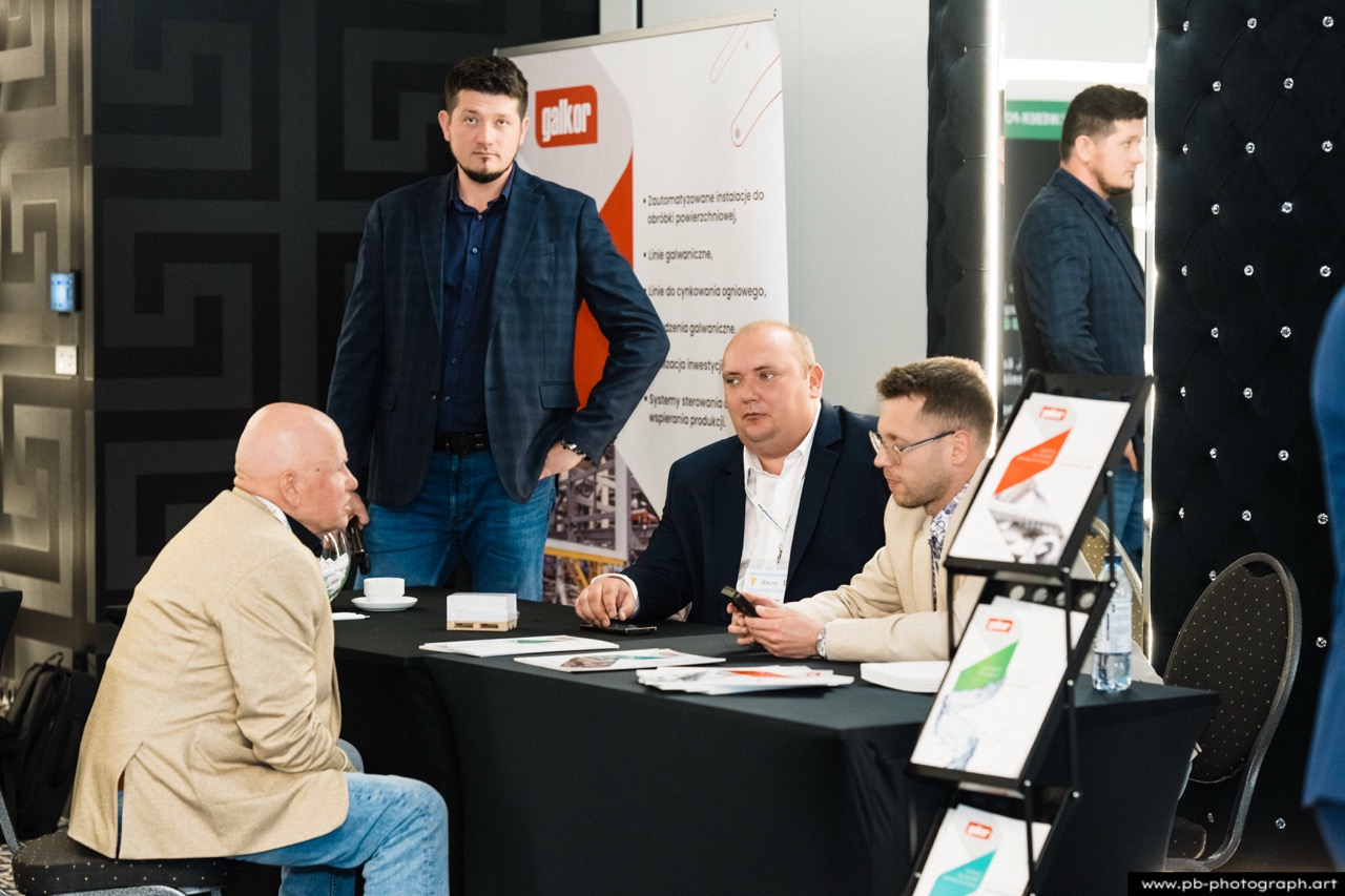 Fotoreportaż z konferencji galwanotechnicznej w Hanza Tower w Szczecinie — uczestnicy nawiązują nowe kontakty biznesowe.