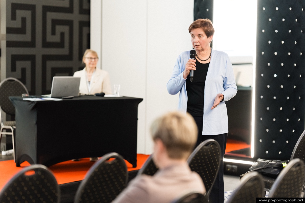 Fotoreportaż z konferencji galwanotechnicznej w Hanza Tower w Szczecinie — prelegentka podczas wystąpienia.