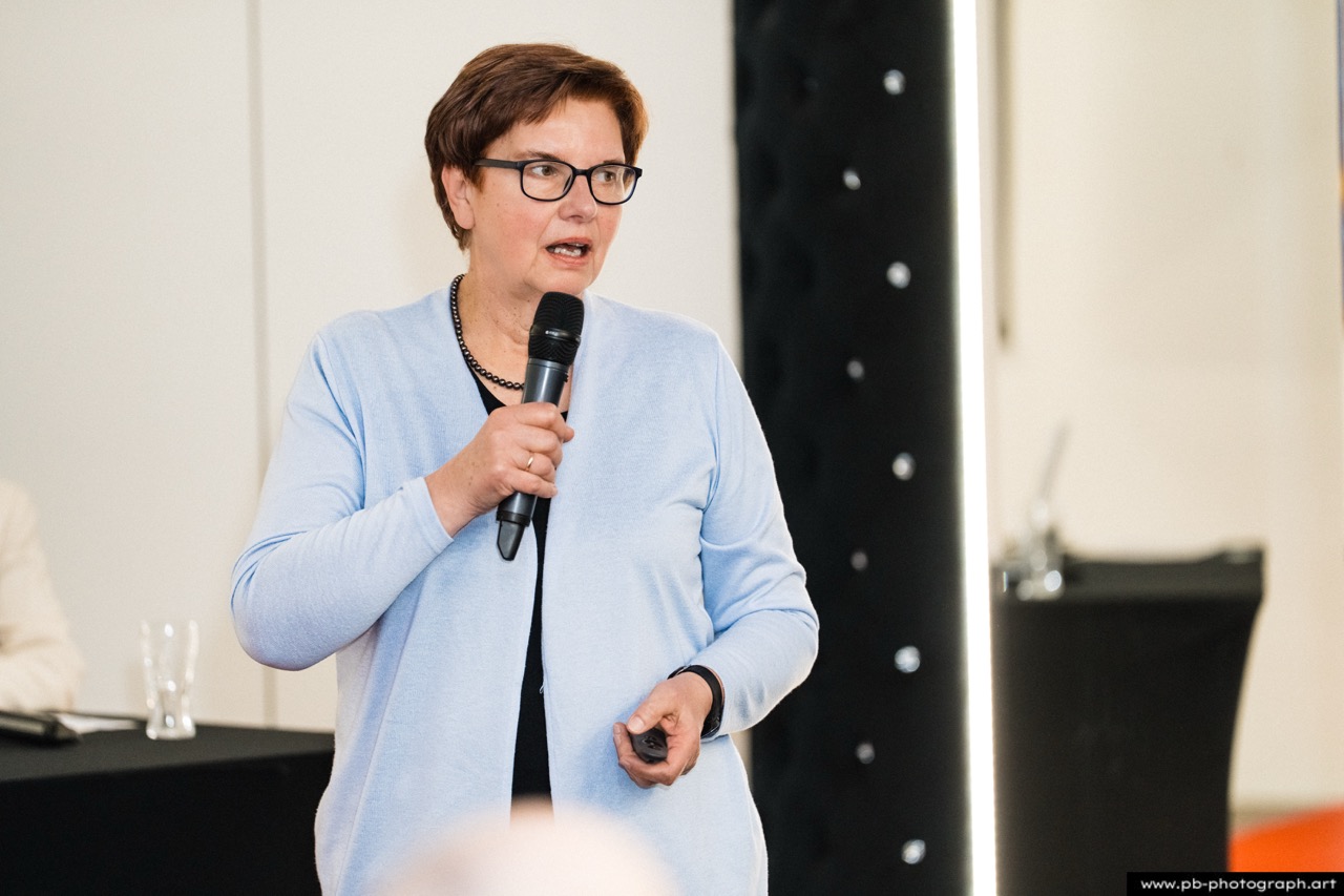 Fotoreportaż z konferencji galwanotechnicznej w Hanza Tower w Szczecinie — prelegentka podczas wystąpienia.