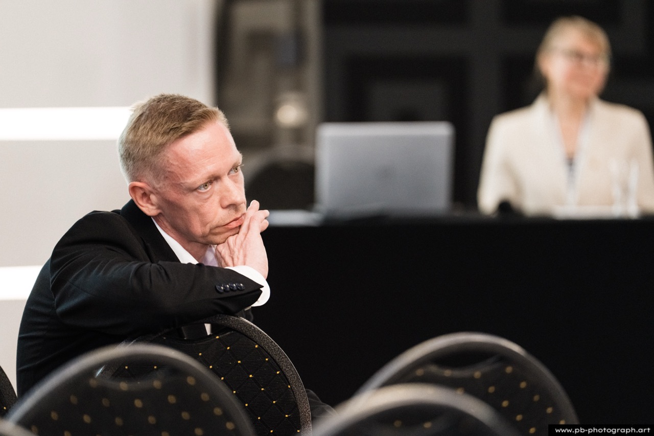 Fotoreportaż z konferencji galwanotechnicznej w Hanza Tower w Szczecinie — uczestnik w skupieniu podczas wystąpienia.