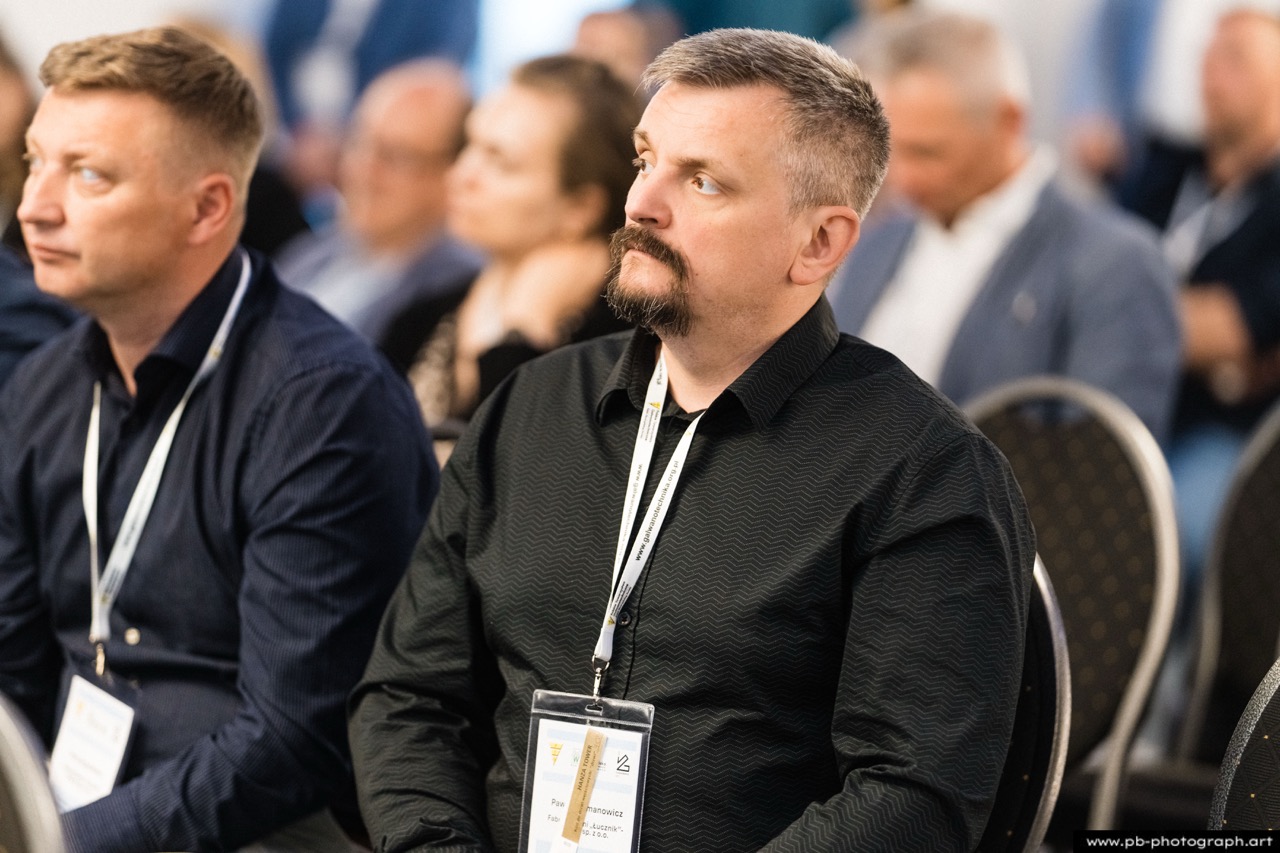 Fotoreportaż z konferencji galwanotechnicznej w Hanza Tower w Szczecinie — uczestnik podczas wystąpienia.