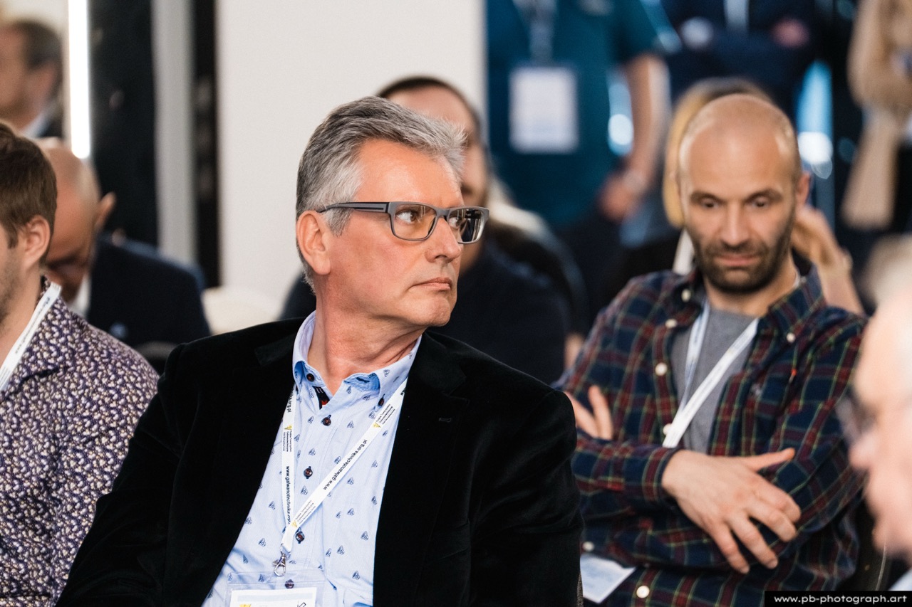 Fotoreportaż z konferencji galwanotechnicznej w Hanza Tower w Szczecinie — uczestnicy podczas dyskusji.