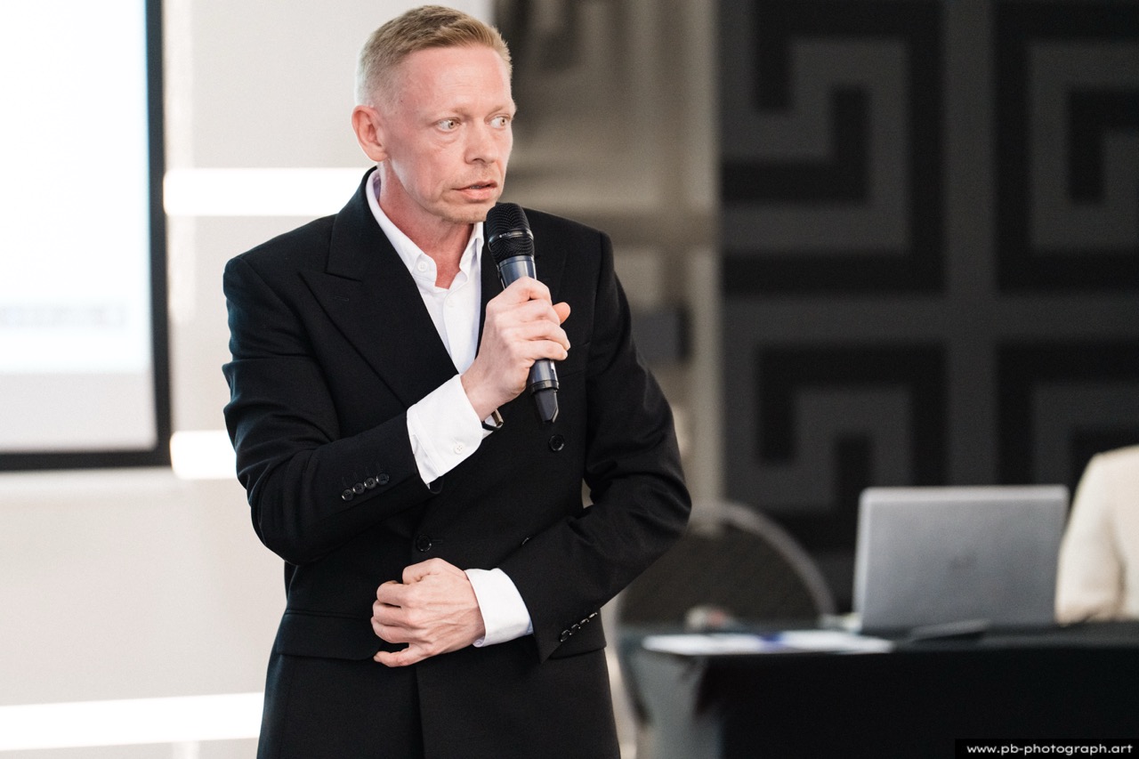 Fotoreportaż z konferencji galwanotechnicznej w Hanza Tower w Szczecinie — prelegent podczas wystąpienia.