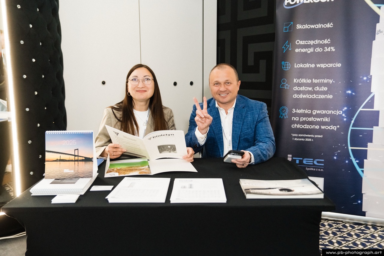 Fotoreportaż z konferencji galwanotechnicznej w Hanza Tower w Szczecinie — uczestnicy przy stoisku wystawowym.