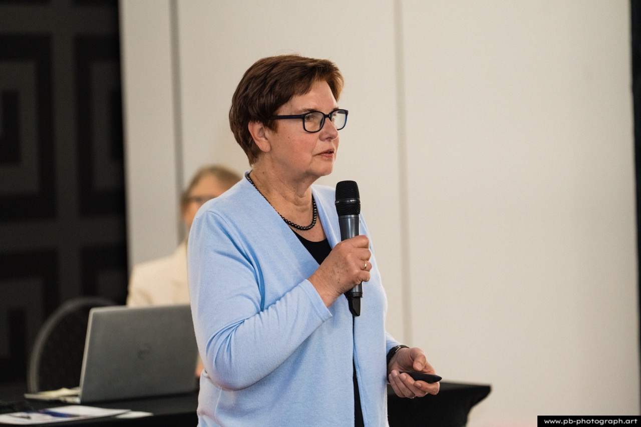 Fotoreportaż z konferencji galwanotechnicznej w Hanza Tower w Szczecinie — prelegentka podczas wystąpienia.