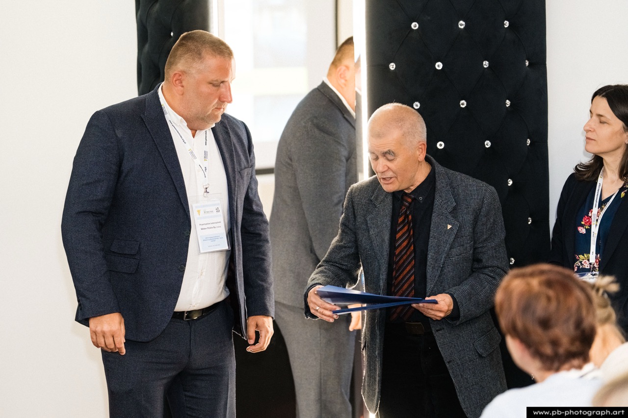 Fotoreportaż z konferencji galwanotechnicznej w Hanza Tower w Szczecinie — uczestnicy podczas wymiany doświadczeń.