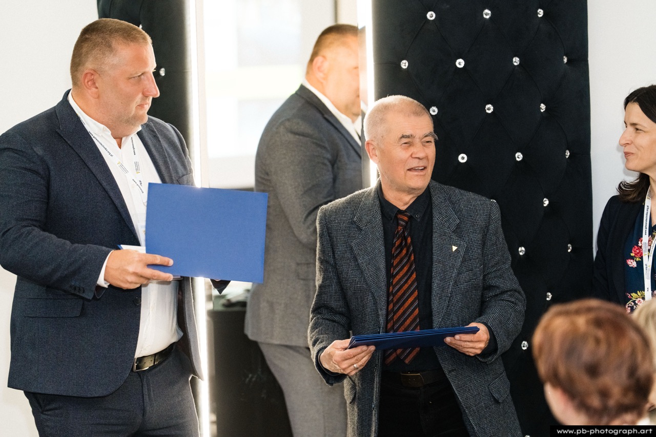 Fotoreportaż z konferencji galwanotechnicznej w Hanza Tower w Szczecinie — wręczenie dyplomów uczestnikom.