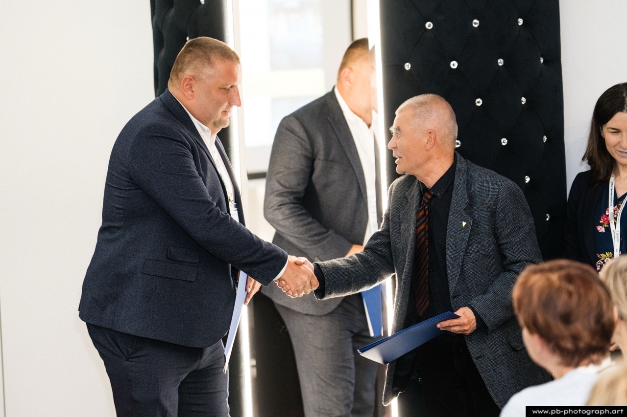 Fotoreportaż z konferencji galwanotechnicznej w Hanza Tower w Szczecinie — uczestnicy wymieniają się doświadczeniami.