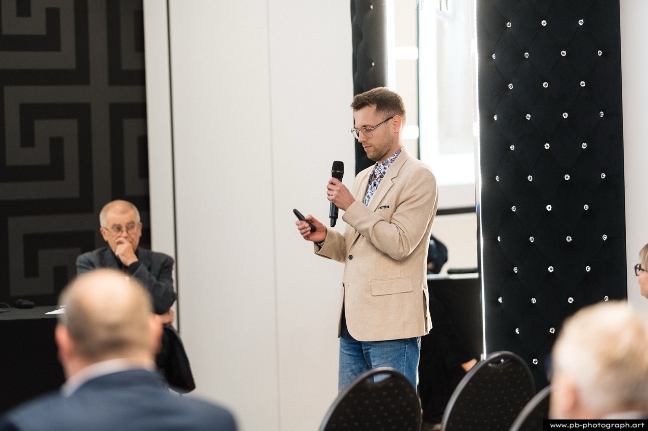Fotoreportaż z konferencji galwanotechnicznej w Hanza Tower w Szczecinie — prelegent podczas wystąpienia.