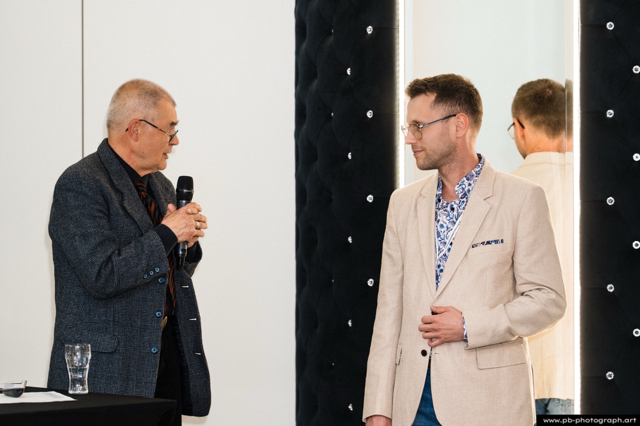 Fotoreportaż z konferencji galwanotechnicznej w Hanza Tower w Szczecinie — prelegenci podczas wystąpienia.