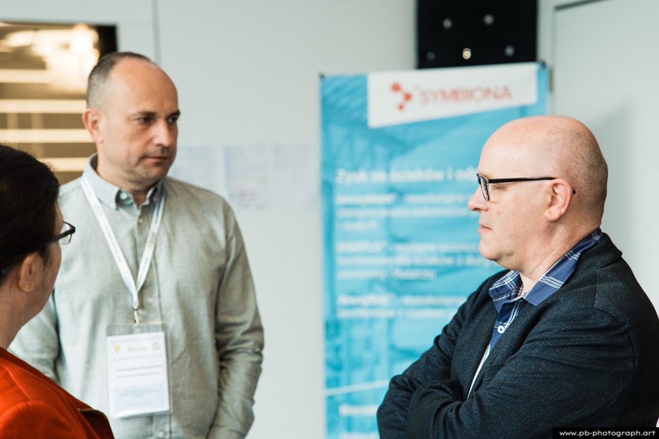 Fotoreportaż z konferencji galwanotechnicznej w Hanza Tower w Szczecinie — uczestnicy wymieniają się doświadczeniami.