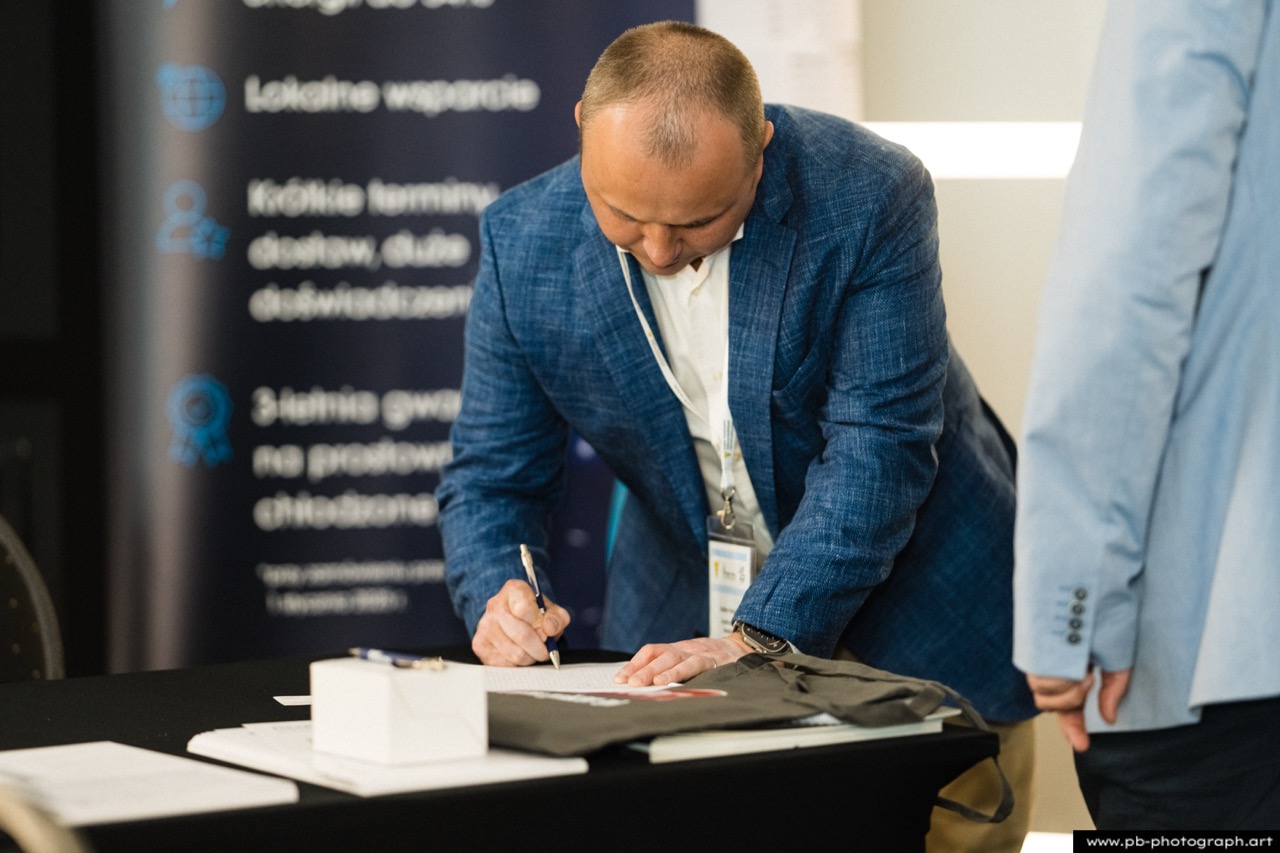 Fotoreportaż z konferencji galwanotechnicznej w Hanza Tower w Szczecinie — uczestnik rejestruje się na wydarzenie.